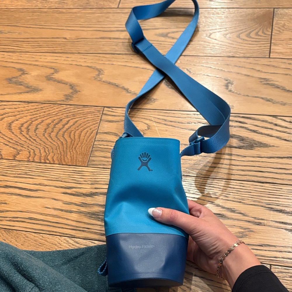 Hydro Flask Teal and Navy blue water bottle Bag